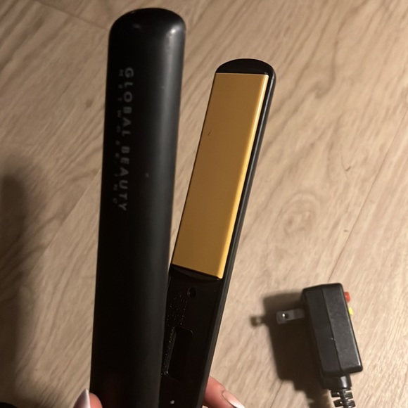 CHI 1 Inch Ceramic Flat Hairstyling Iron - Picture 4 of 4